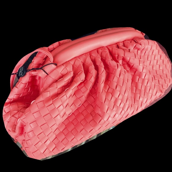 WOVEN CORAL POUCHY CLUTCH 🩷CLOSEOUT DEAL NWT 🩷 DESIGNER INSPIRED Vegan Leather - Picture 2 of 9